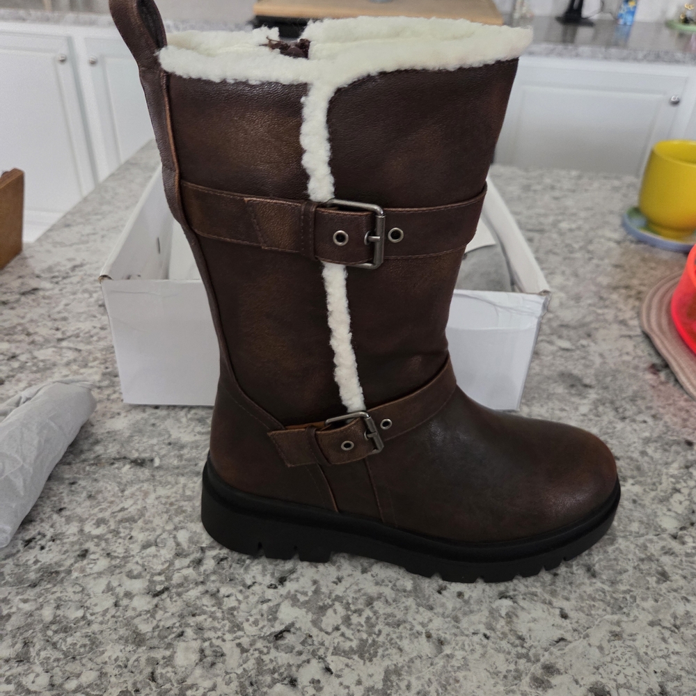 New In Box Dream Pairs Brown Ankle Boots with Cream Lining. Great Buy Low Price